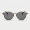 Gris con lentes negras